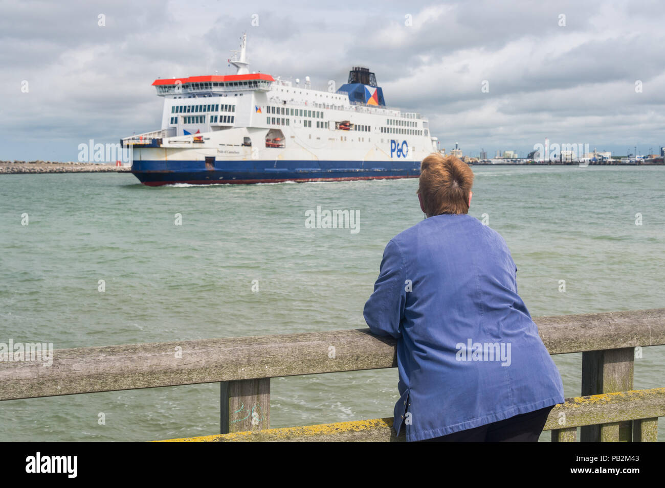 Calais, Frankreich - 19. Juni 2018: Die Frau, die gerade ein Cross Channel Fähre aus dem Hafen von Calais Stockfoto