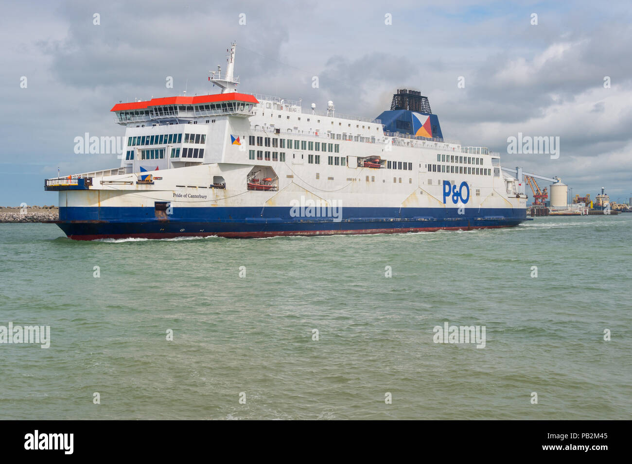 Calais, Frankreich - 19. Juni 2018: Cross Channel Fähre aus dem Hafen von Calais. Stockfoto