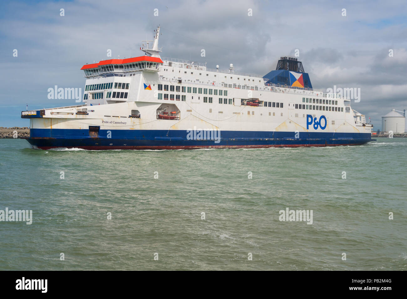 Calais, Frankreich - 19. Juni 2018: Cross Channel Fähre aus dem Hafen von Calais. Stockfoto