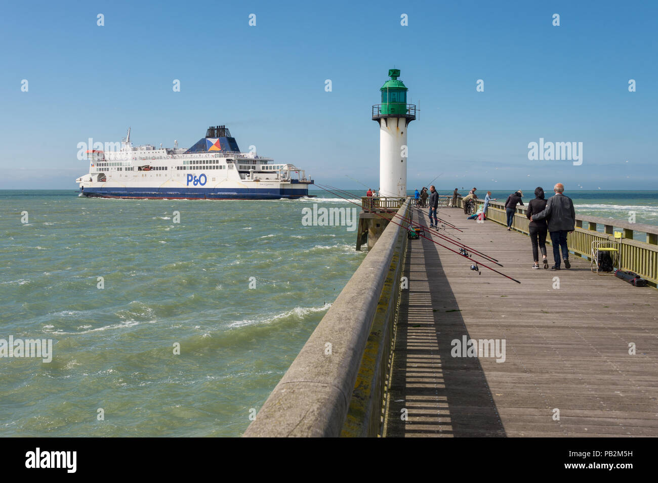 Calais, Frankreich - 19. Juni 2018: Menschen auf der West Pier und Cross Channel P&O Fähre aus dem Hafen. Stockfoto