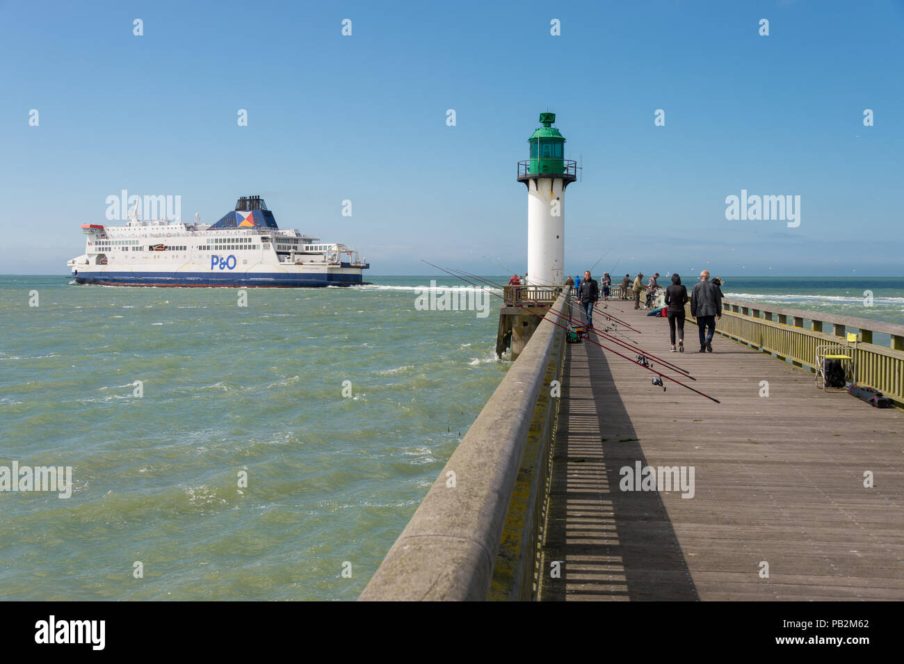 Calais, Frankreich - 19. Juni 2018: Menschen auf der West Pier und Cross Channel P&O Fähre aus dem Hafen. Stockfoto