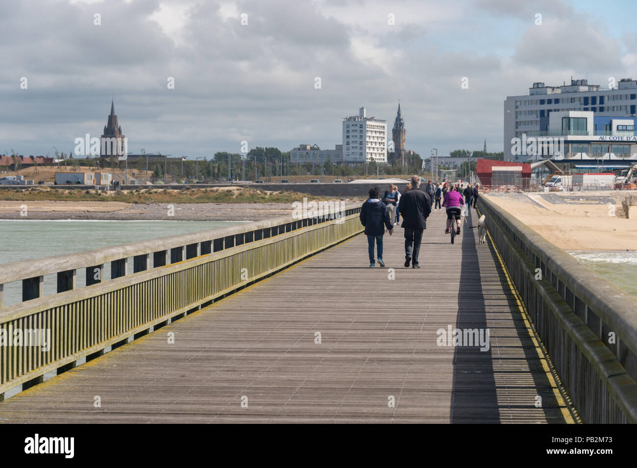 Calais, Frankreich - 19. Juni 2018: die Menschen zu Fuß auf den Westen Steg im Sommer. Stockfoto