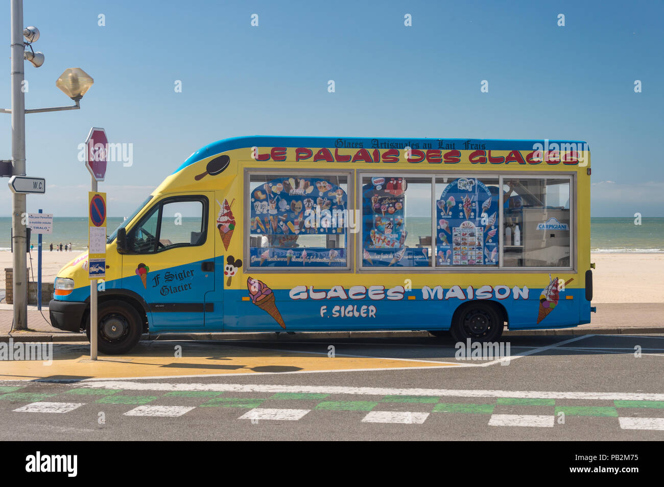 Calais, Frankreich - 19. Juni 2018: Ice Cream truck entlang der Seeweg im Sommer. Stockfoto