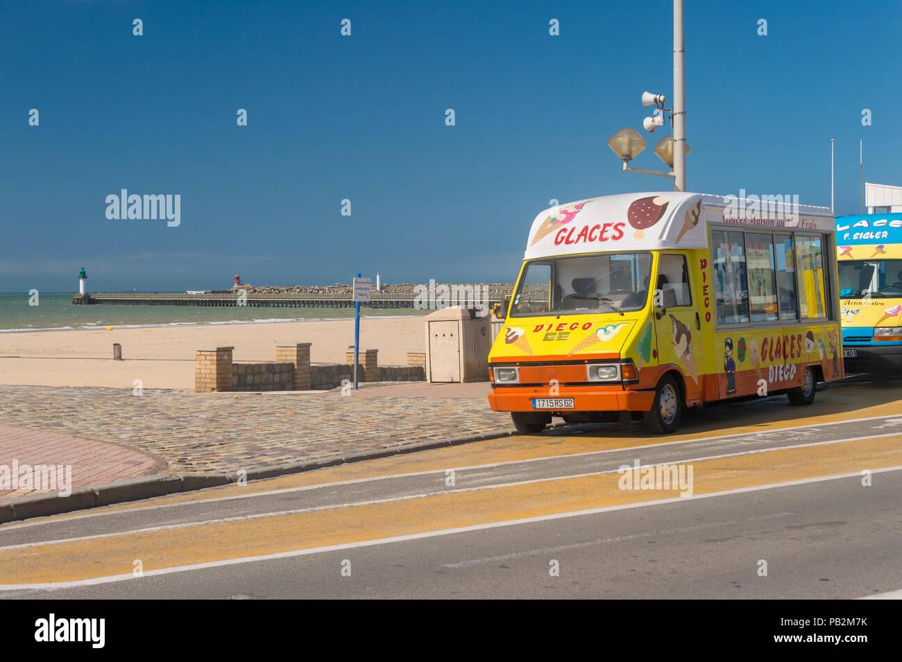 Calais, Frankreich - 19. Juni 2018: Ice Cream truck entlang der Seeweg im Sommer. Stockfoto