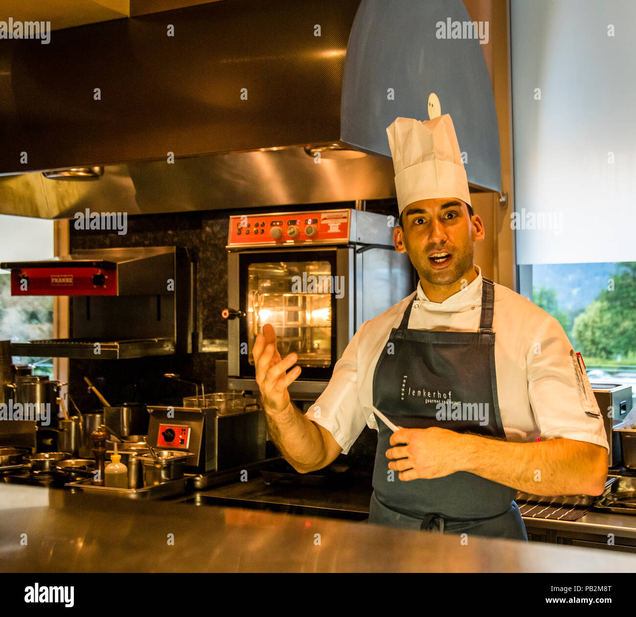 Küchenchef Laszlo Papdi vom Hotel Lenkerhof, Lenk, Schweiz. Die Geschichten hinter jedem Gericht sprudeln aus Laszlo Papdi und man merkt nicht einmal, dass er es auf den Teller zaubert Stockfoto