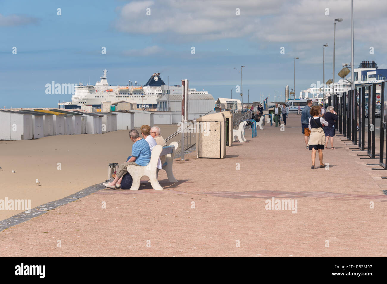 Calais, Frankreich - 19. Juni 2018: die Menschen zu Fuß entlang der Strandpromenade in der Sommerzeit Stockfoto