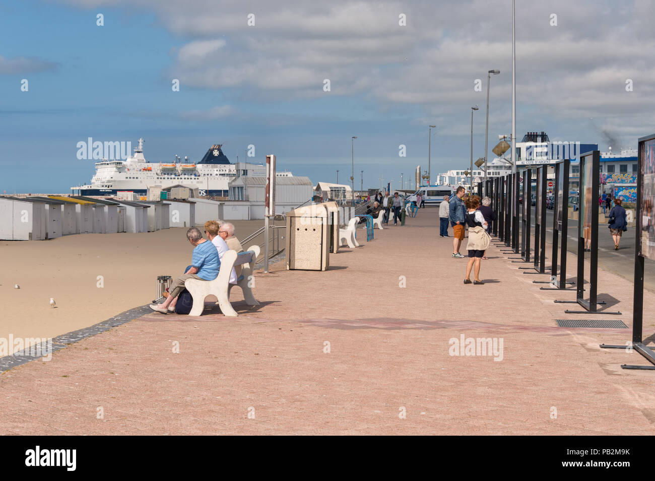 Calais, Frankreich - 19. Juni 2018: die Menschen zu Fuß entlang der Strandpromenade in der Sommerzeit Stockfoto