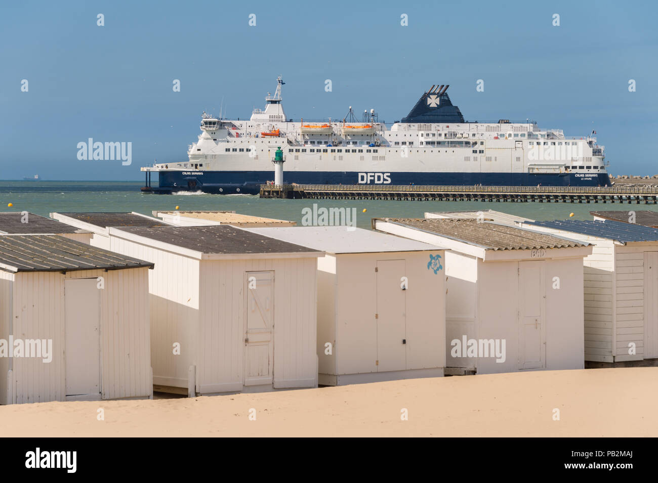 Calais, Frankreich - 19. Juni 2018: Beach Cabins und DFDS Cross Channel Fähre auf dem Weg nach Dover, Großbritannien. Stockfoto