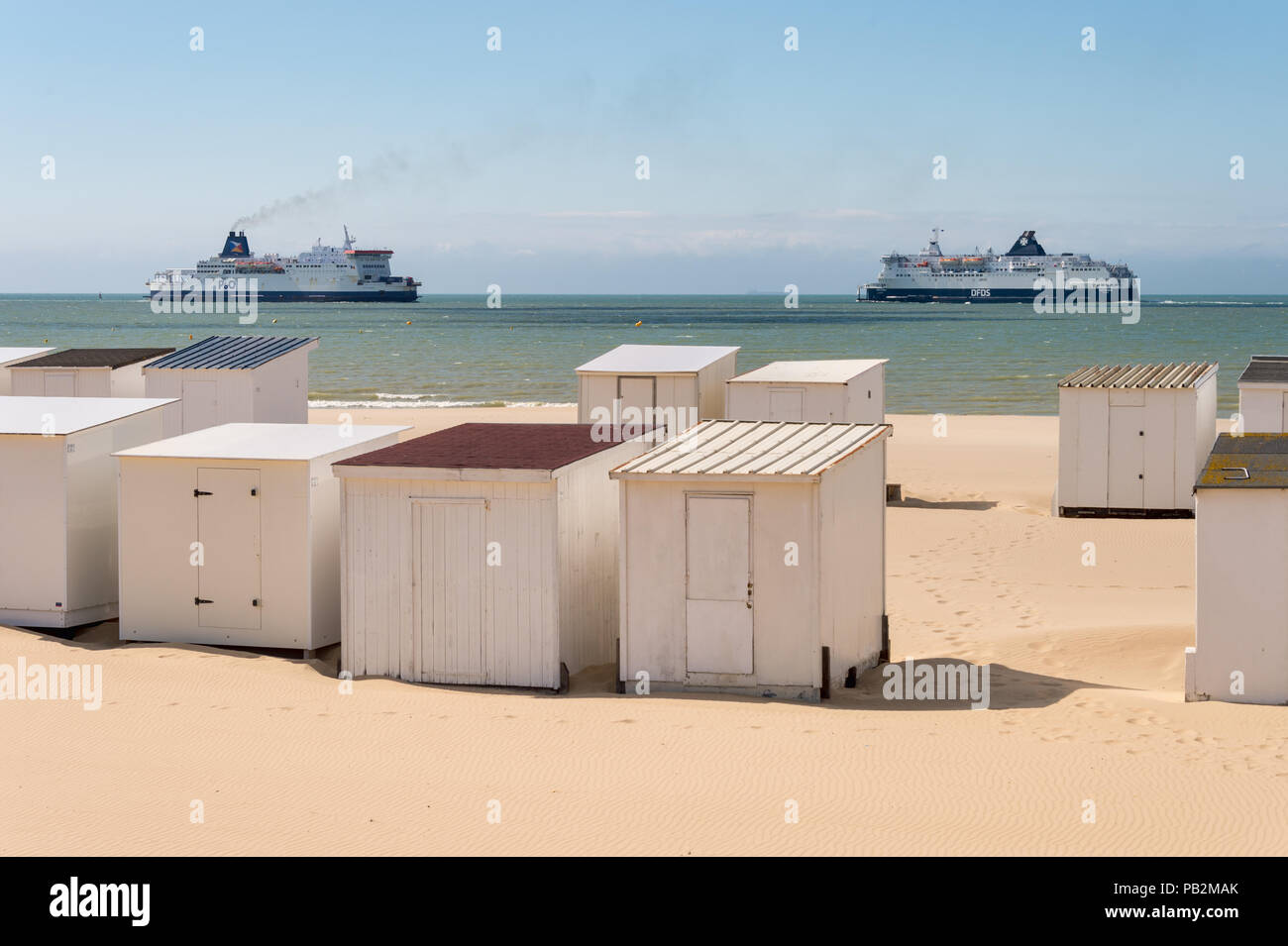 Calais, Frankreich - 19. Juni 2018: Beach Cabins und DFDS/P&O Cross Channel Fähren. Stockfoto