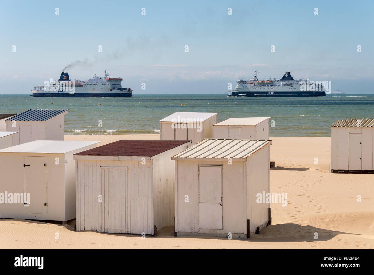 Calais, Frankreich - 19. Juni 2018: Beach Cabins und DFDS/P&O Cross Channel Fähren. Stockfoto