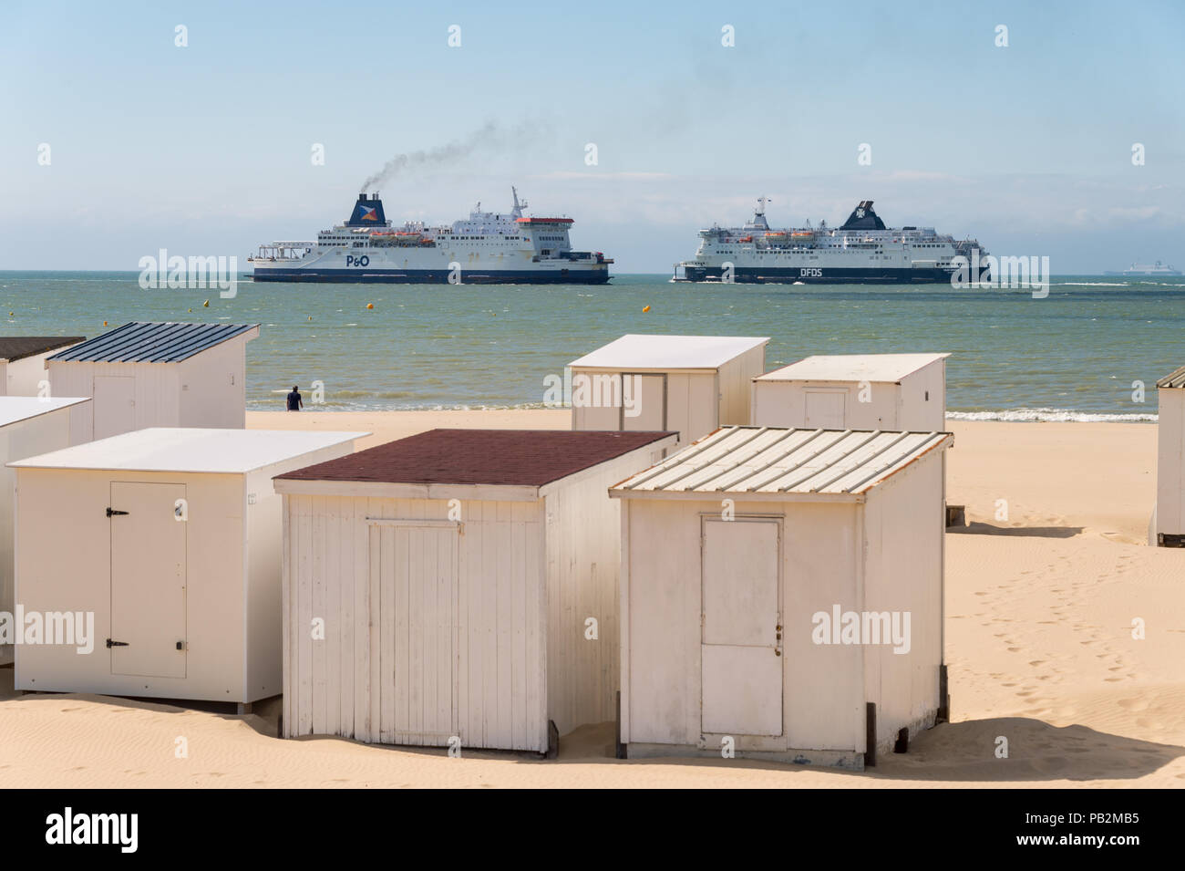 Calais, Frankreich - 19. Juni 2018: Beach Cabins und DFDS/P&O Cross Channel Fähren. Stockfoto