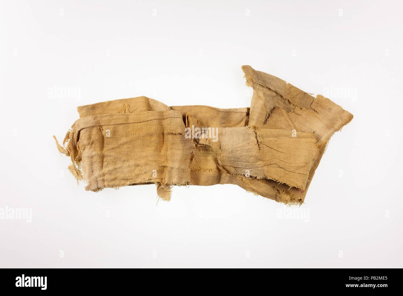 Der Schreiber Tuch. Abmessungen: Nicht gemessen. Dynastie: Dynasty 26-30. Datum: 664-332 v. Chr.. In den Schmutz von den Vorplatz der ein Grab in Theben entdeckt, dieser Gruppe von Objekten würde gehörte zu einem Schreiber haben. Hier finden Sie einen Holzboden (enthält eine unbenutzte Kuchen der schwarze Tinte) (a) und die drei Reed Bürsten (b-d); ein Strang der Gewinde (e); mehrere Blatt Papyrus (h 1-3, i); einen String zum Binden der Papyrus (f); andere stringto binden den Papyrus zu der Palette (g); und Leinen Tuch, das um den ganzen Satz (j) gewickelt wurde. Museum: Metropolitan Museum of Art, New York, USA. Stockfoto