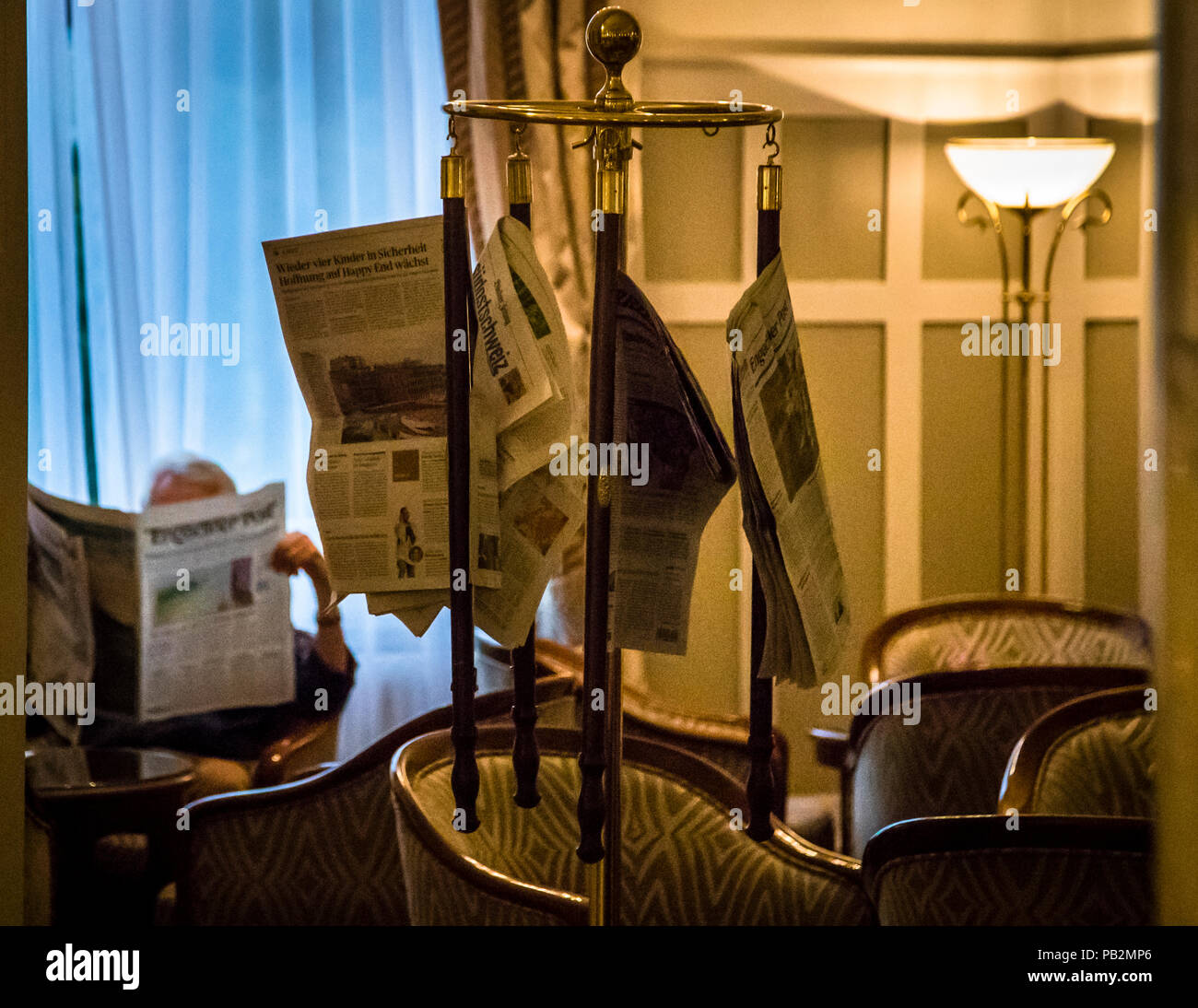 Hotel Cresta Palace, Celerina, Schweiz. Der Jugendstil-Saal im Cresta-Palast ist fast unverändert erhalten geblieben. Zwischen imposanten Säulen können die Menschen immer noch herausfinden, was heute in der Welt passiert. Hier gehört das rascheln des Zeitungsdruckes nicht zu den ausgestorbenen Klängen Stockfoto