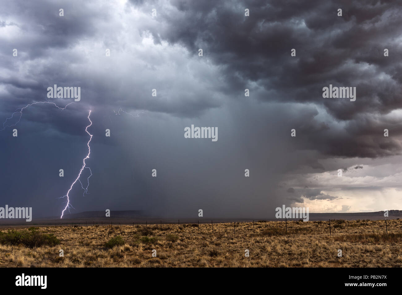 Blitzeinschlag eines Gewitters des Sommermonsuns in der Nähe von Hotevilla-Bacavi im Nordosten von Arizona Stockfoto