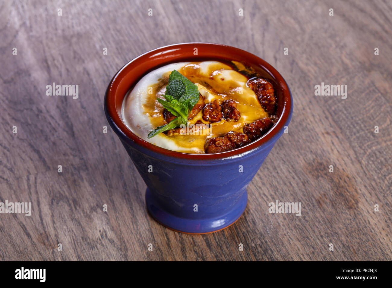 Eis mit Walnuss serviert mint Stockfoto