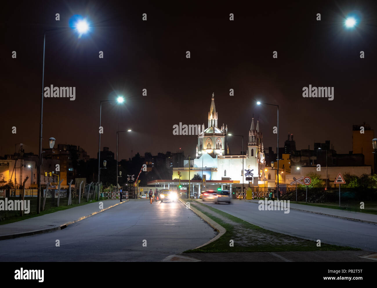 Allerheiligsten Kirche (Templo del Santisimo Sacramento) bei Nacht - Cordoba, Argentinien Stockfoto
