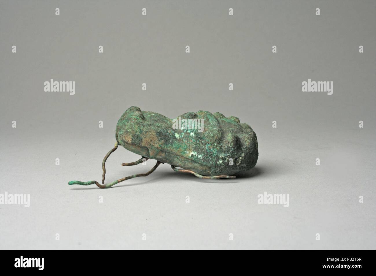 Spider Ornament. Kultur: Moche (Loma Negra). Abmessungen: H x B: 1 9/16 x 2 3/4 in. (3,9 x 7 cm). Datum: 390-450. Museum: Metropolitan Museum of Art, New York, USA. Stockfoto