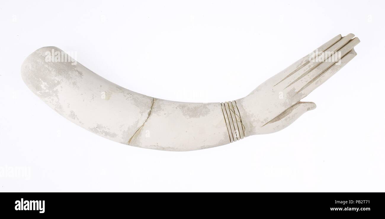 1880. Abmessungen: L 24 cm (9 7/16 in.); größte Breite. 3,8 cm (1 1/2 in.); Th. 1,2 cm (1/2 in.). Dynastie: Dynasty 12, Mitte-Ende. Datum: Ca. 1900-1800 v. Chr.. Klöppel gehören zu den frühesten Schlaginstrumente im alten Ägypten. Diese Klappe ist wie ein Unterarm und Hand geformt; ein Armband schmückt das Handgelenk. Klöppel wurden in alle Aktivitäten mit Musik oder Gesang, wie Bankette, funerary Prozessionen und Ritualen verwendet. Museum: Metropolitan Museum of Art, New York, USA. Stockfoto