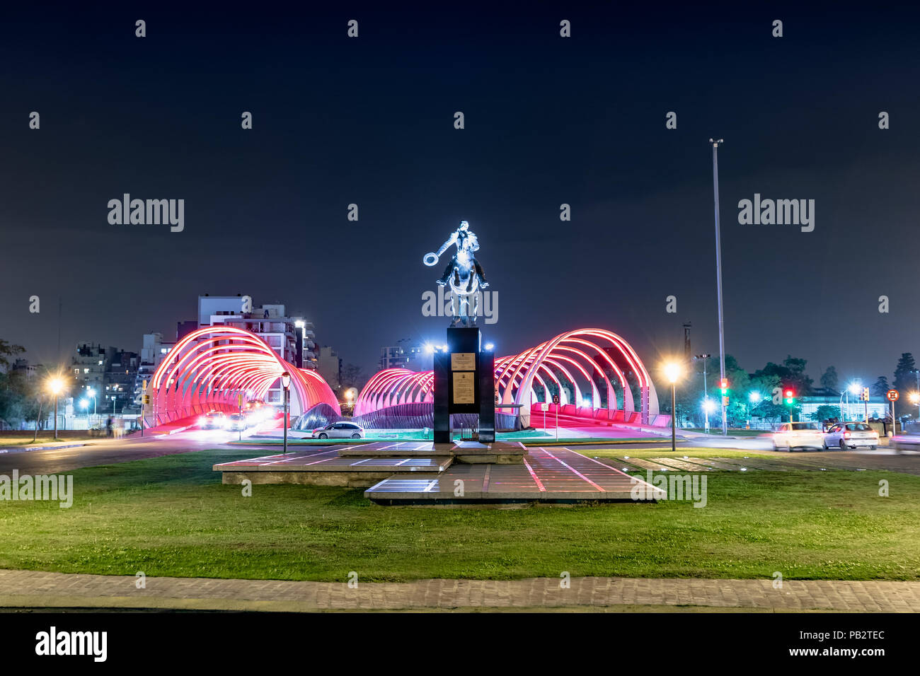 Puente del Bicentenario (200-Brücke) und Brigadier General Juan Bautista Bustos Statue bei Nacht - Cordoba, Argentinien Stockfoto