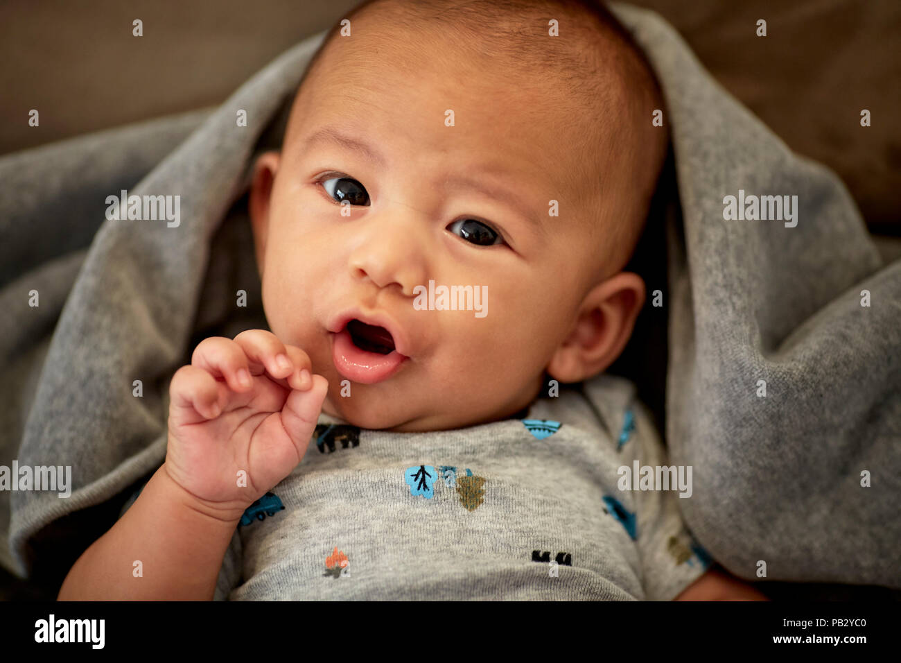 Süße 3 Monate Altes Baby Junge An Der Kamera Auf Der Suche