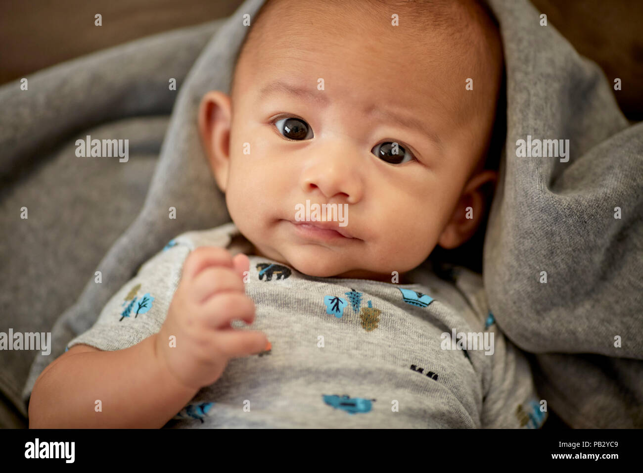 Süße 3 Monate altes Baby Junge an der Kamera auf der Suche Stockfoto