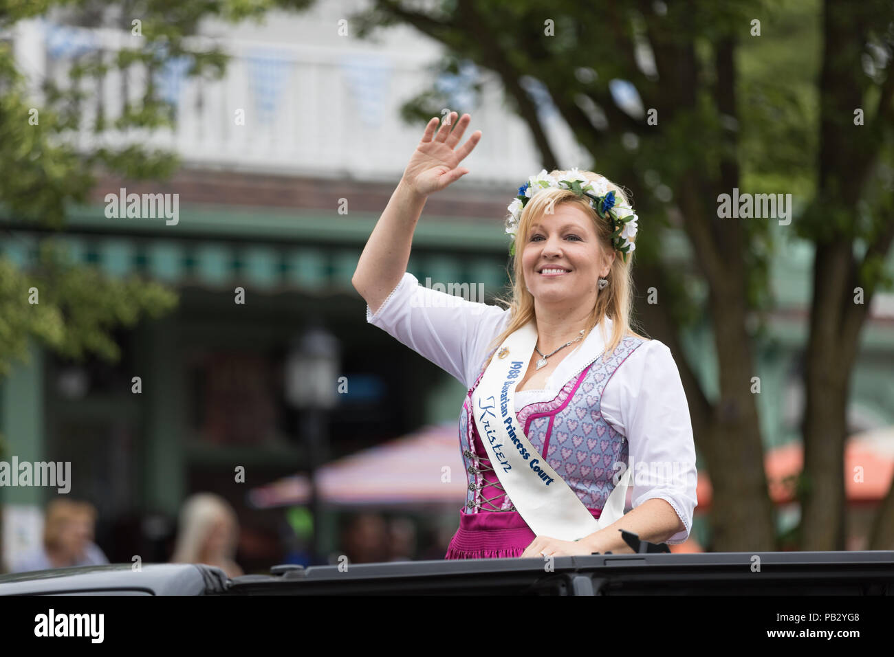 Frankenmuth, Michigan, USA - 10. Juni 2018 letzten bayerischen Festival Prinzessin und Hof Mitglieder tragen traditionelle deutsche Kleidung gehen die Straße hinunter Stockfoto