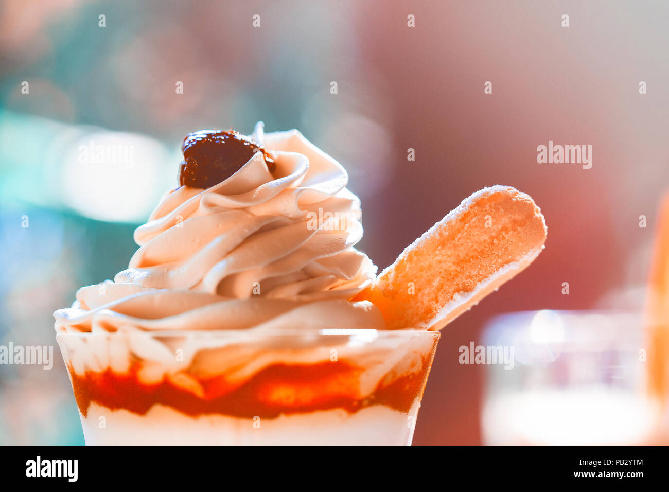 Vanille Eisbecher Eis in Schale auf farbigen Hintergrund Stockfoto