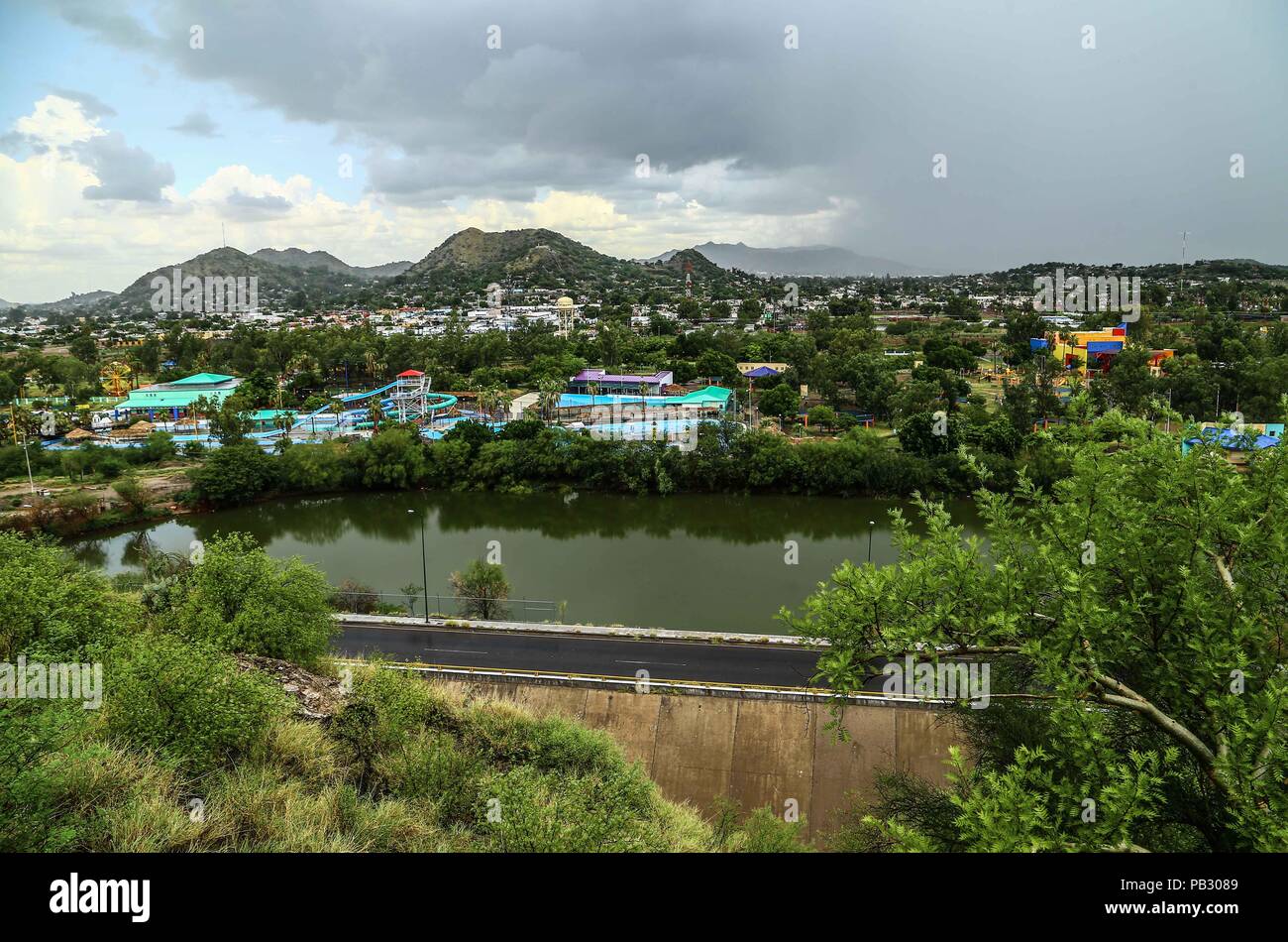 La Sauceda Freizeitpark und von Feuchtgebieten oder Lagune mit Regenwasser und die Hermosillo dam. Grüne Landschaft an einem bewölkten und regnerischen Tag. CNA. Stockfoto