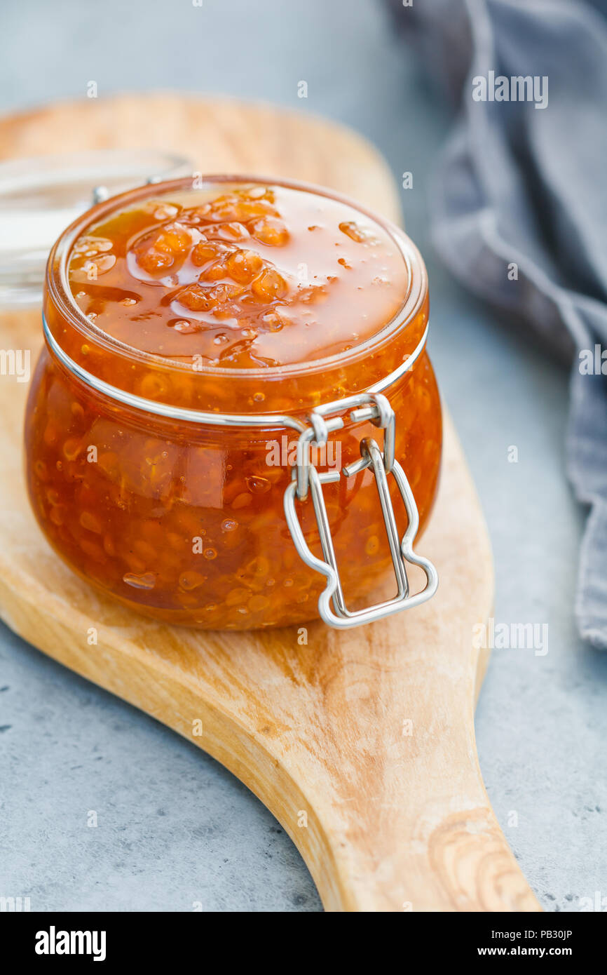 Glas Glas mit Moltebeermarmelade. Nordische Küche. Stockfoto