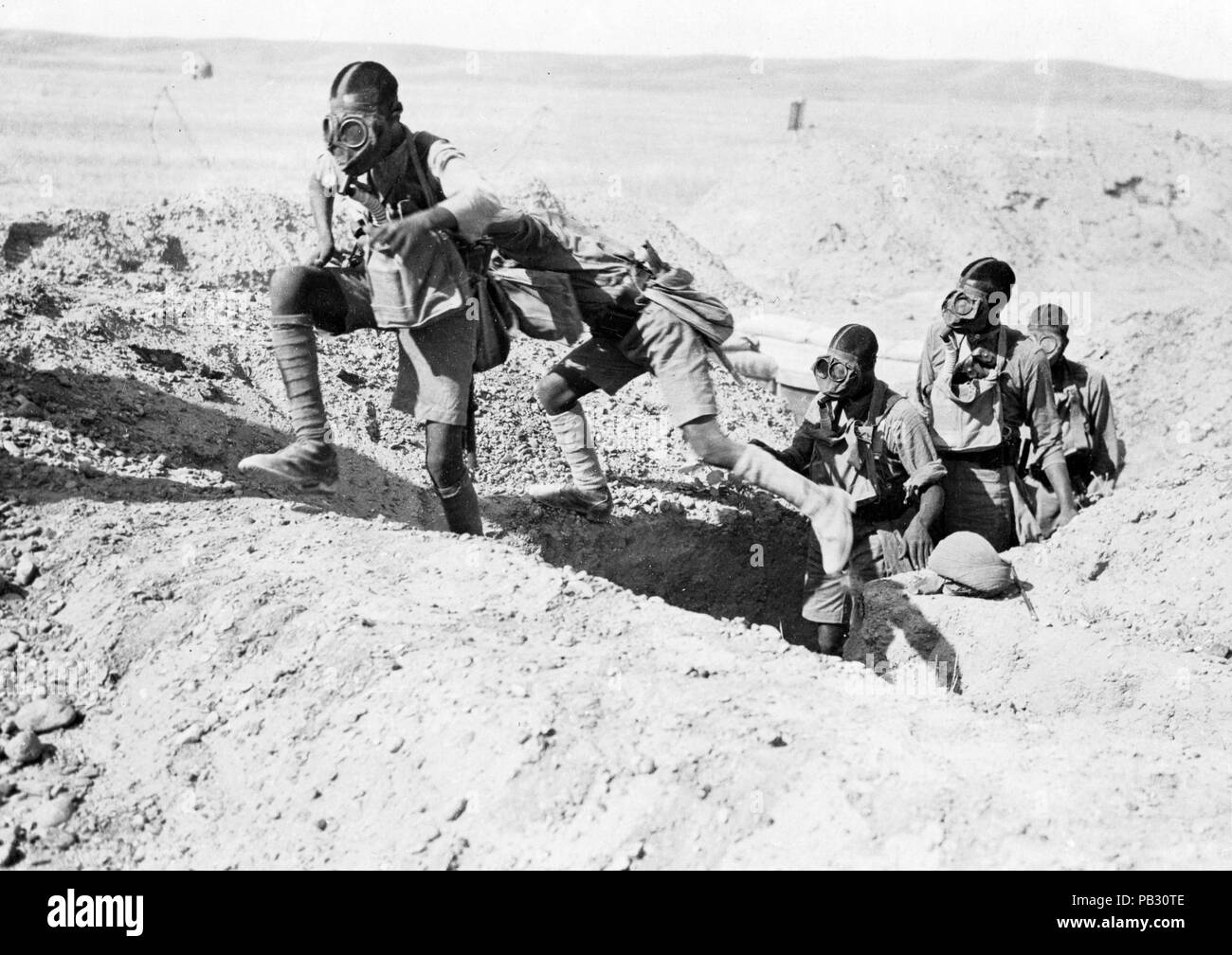 Offizielles Foto, das Soldaten in den Wüstengräben zeigt, die Gasmasken tragen Stockfoto