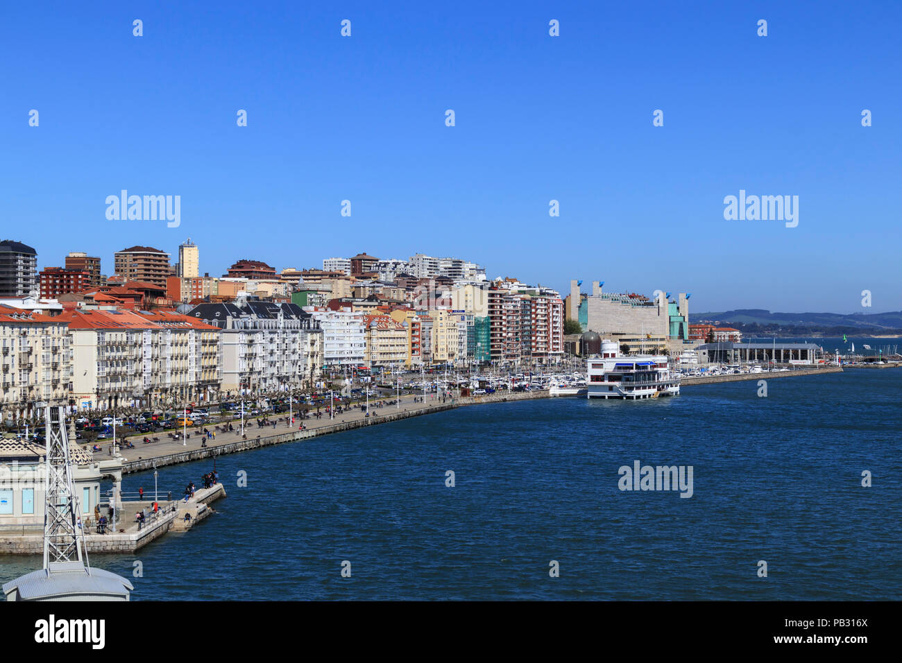 Anzeigen von seewärts und hoch oben entlang des Paseo de Pereda, Santander, Spanien strahlend blauen Himmel Stockfoto
