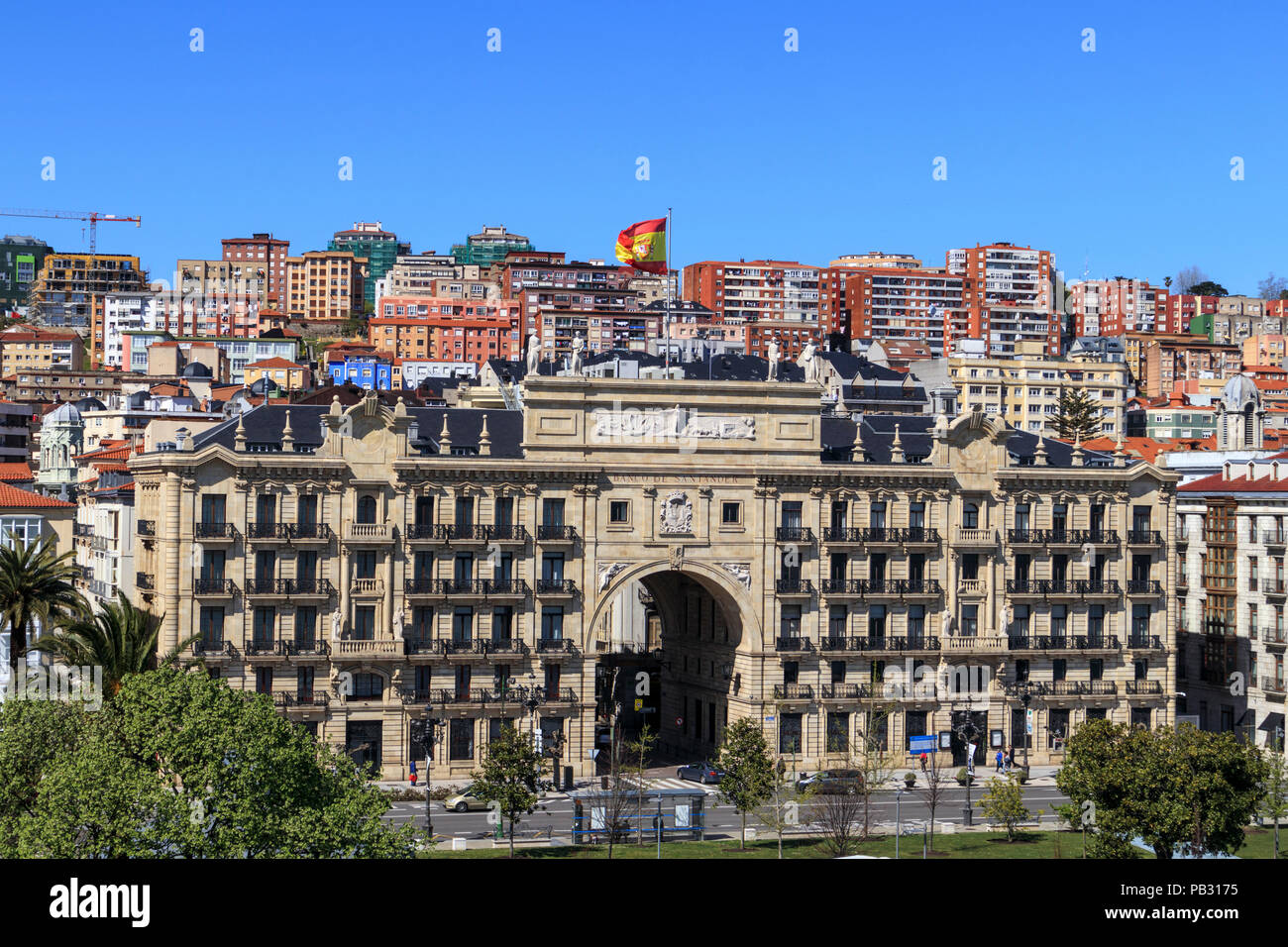 Fassade Mit Den Gewolbten Eingang Der Bank Santander Unter Spanischer Flagge Vor Blauem Himmel Santander Portugal Stockfotografie Alamy