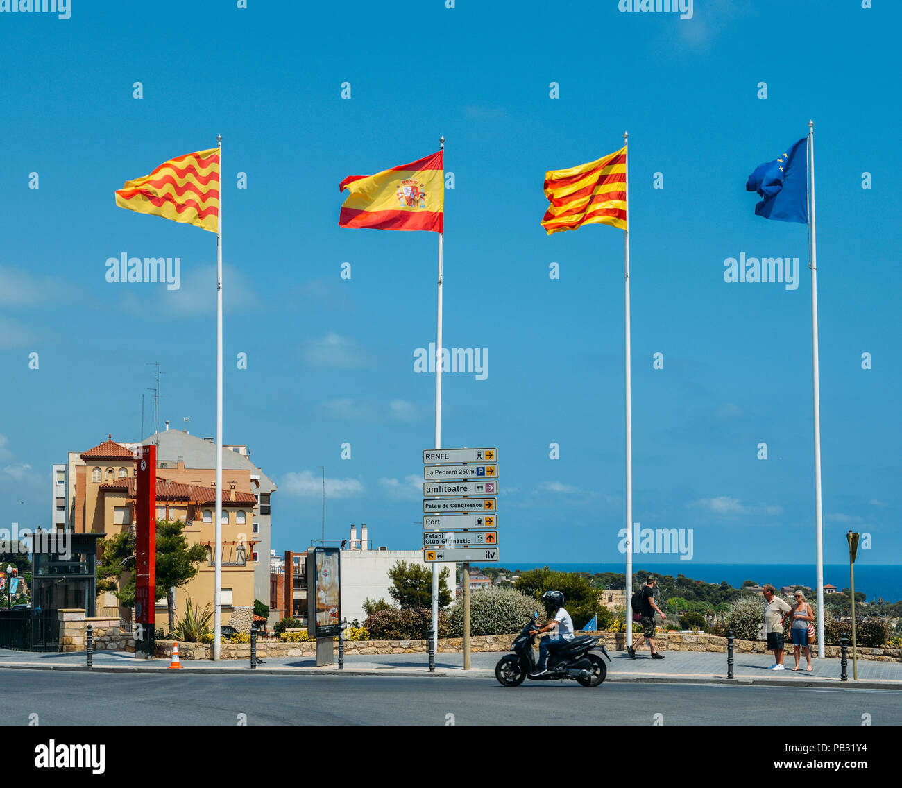 Tarragona, Spanien - 11. Juli 2018: Die Fahne der Europäischen Union, Katalanisch, Spanisch und tarragonischen Flags im historischen Zentrum von Tarragonia, Spanien gefüttert Stockfoto