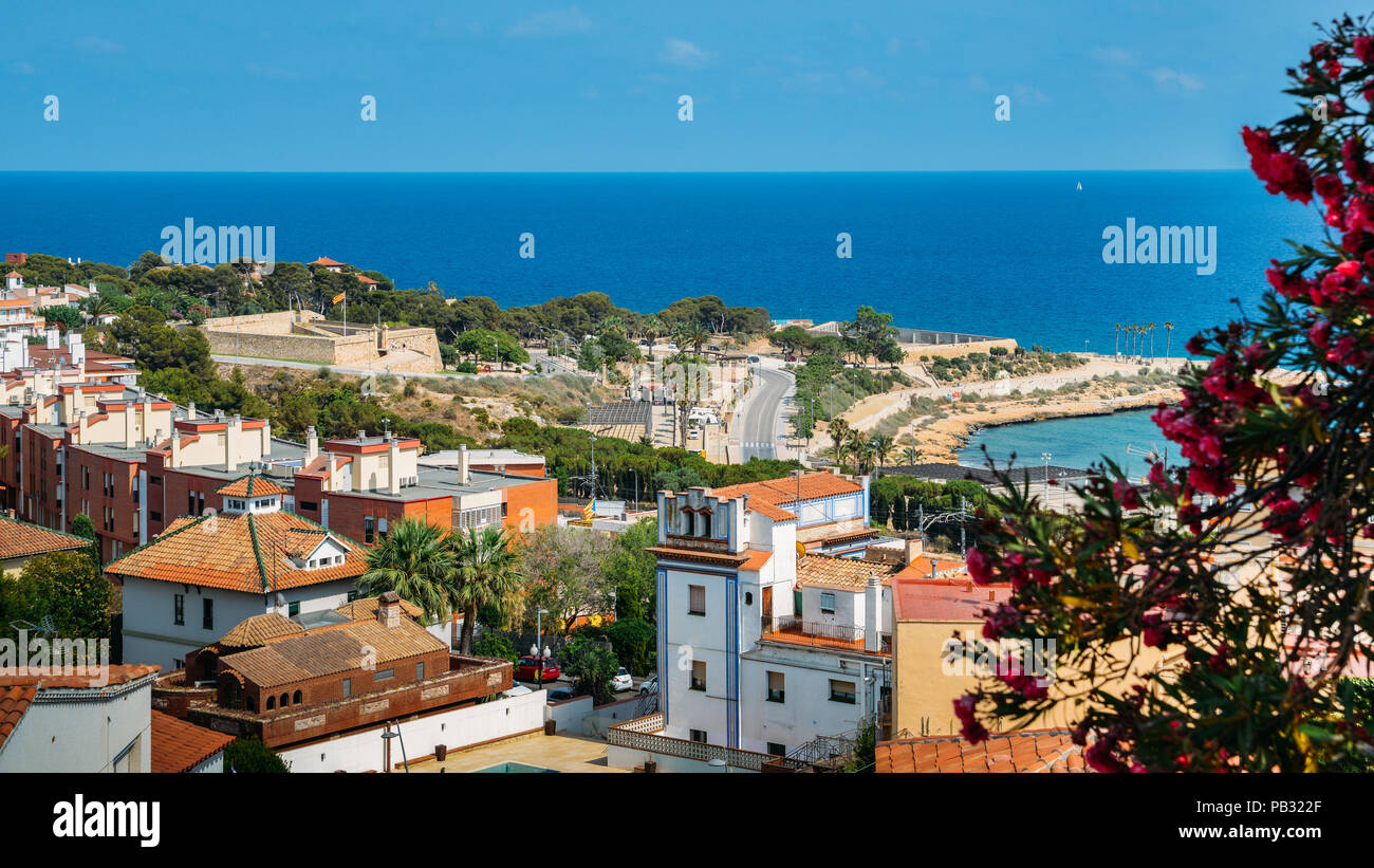 Blick auf die Miracle Beach und umliegende Mittelmeer in Tarragona, Katalonien, Spanien. Stockfoto