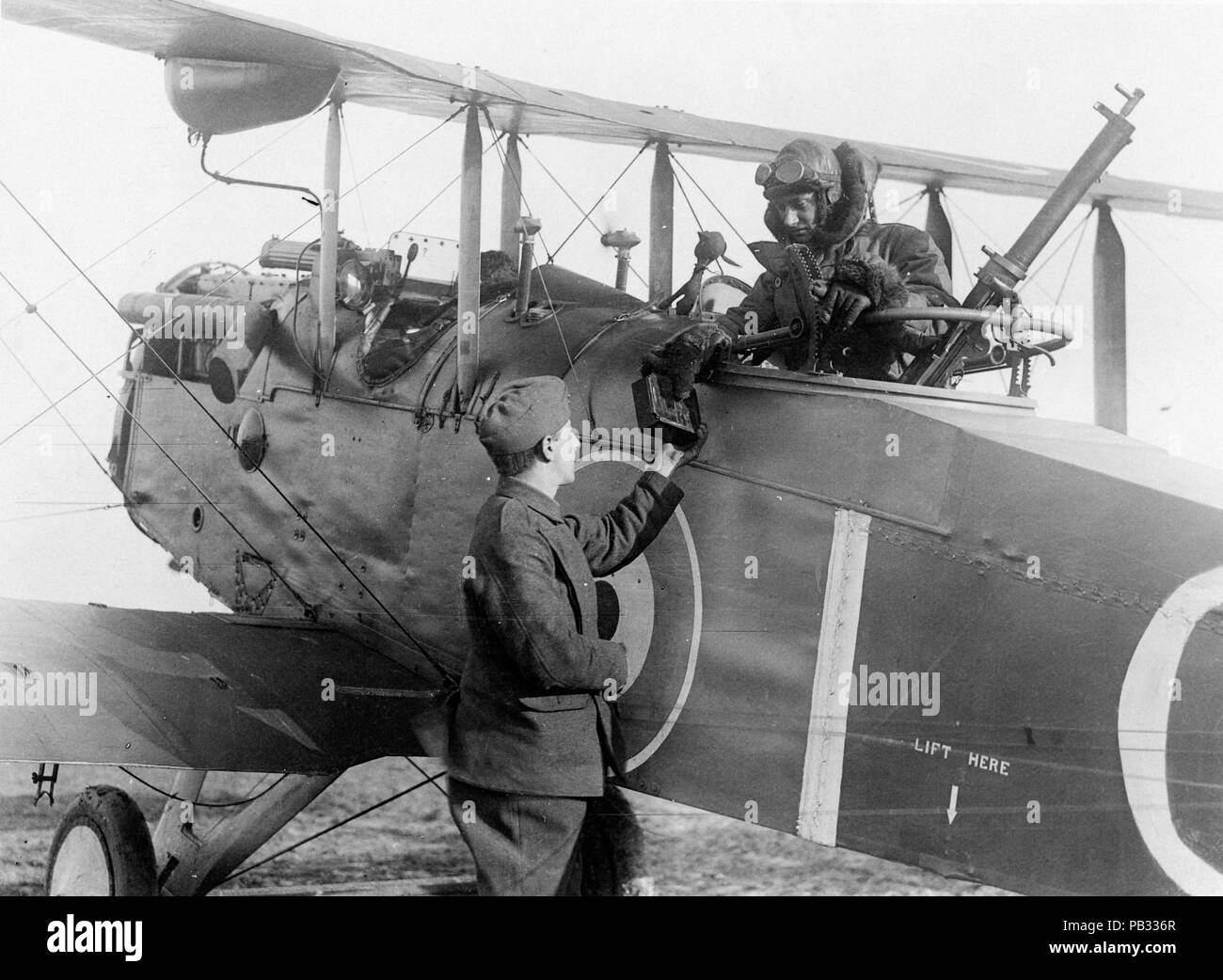 Offizielles Foto an der Britischen Westfront, das Soldaten im Flugzeug zeigt Stockfoto