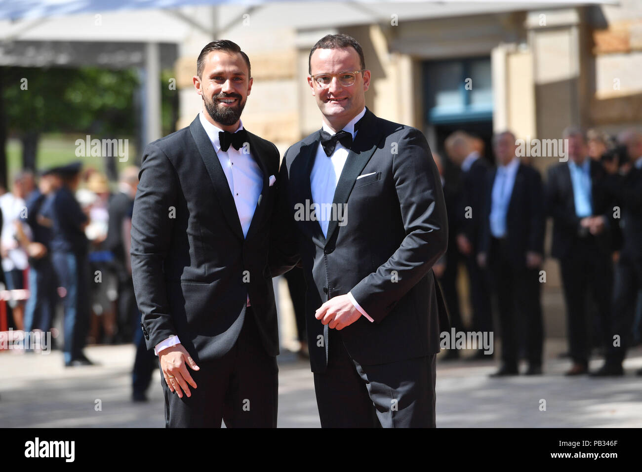 Bayreuth, Deutschland. 25. Juli, 2018. v. re: Jens Spahn (CDU, Bundesministerin für Gesundheit) mit Ehemann Daniel FUNKE bei der Ankunft. Eröffnung der Bayreuther Richard Wagner Festival 2018. Roter Teppich am 25.07.2018. Gruener Huegel, Festspielhaus. Bayreuth. | Verwendung der weltweiten Kredit: dpa/Alamy leben Nachrichten Stockfoto