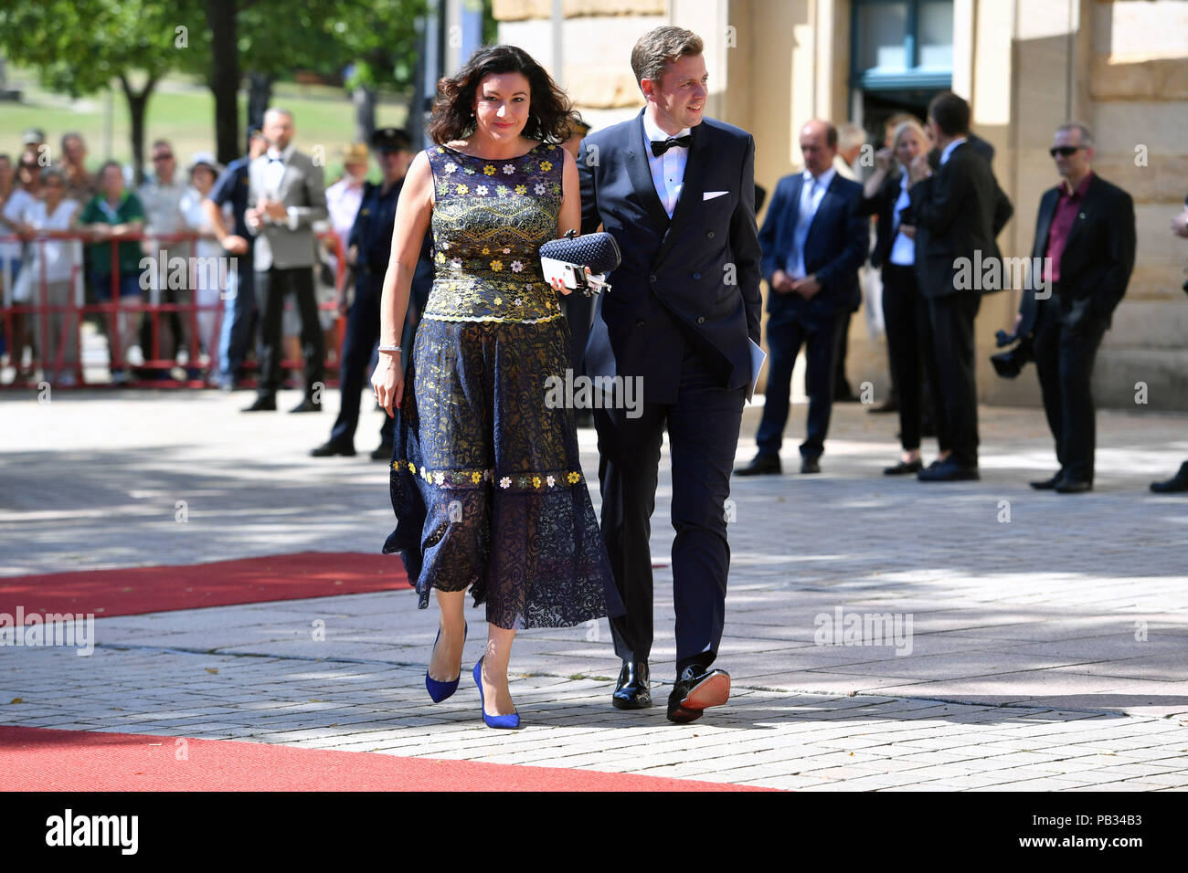 Bayreuth, Deutschland. 25. Juli, 2018. Dorothee Bär (CSU, Staatsminister im Bundeskanzleramt für Digitalisierung) mit Ehemann Oliver bei Ihrer Ankunft. Eröffnung der Bayreuther Richard Wagner Festival 2018. Roter Teppich am 25.07.2018. Gruener Huegel, Festspielhaus. Bayreuth. | Verwendung der weltweiten Kredit: dpa/Alamy leben Nachrichten Stockfoto