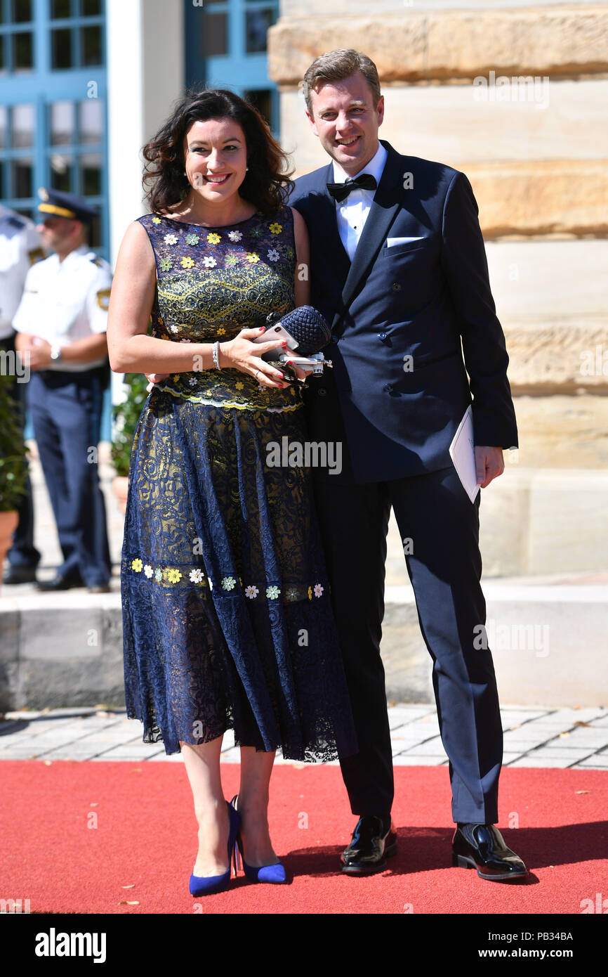 Bayreuth, Deutschland. 25. Juli, 2018. Dorothee Bär (CSU, Staatsminister im Bundeskanzleramt für Digitalisierung) mit Ehemann Oliver bei Ihrer Ankunft. Eröffnung der Bayreuther Richard Wagner Festival 2018. Roter Teppich am 25.07.2018. Gruener Huegel, Festspielhaus. Bayreuth. | Verwendung der weltweiten Kredit: dpa/Alamy leben Nachrichten Stockfoto