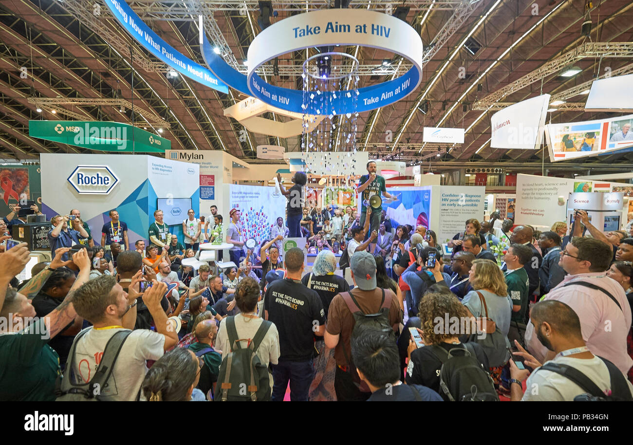 Amsterdam, Niederlande, 25. Juli 2018: Während dieser Juli 25 Demonstration in der Ausstellungshalle der Internationalen AIDS-Konferenz 2018 in Amsterdam, Niederlande, Demonstranten vorübergehend die Exponate von einigen pharmazeutischen Firmen beschlagnahmt und beschuldigte sie der Ernte exorbitanten Gewinne aus einem langsamen und oft unzureichend AIDS-Antwort. Credit: Paul Jeffrey/Alamy leben Nachrichten Stockfoto