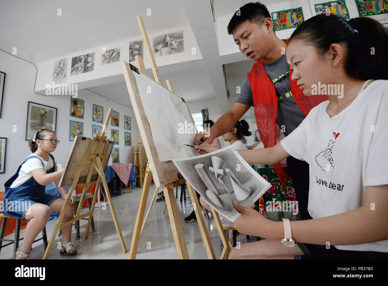 Handan, Handan, China. 26. Juli, 2018. Handan, CHINA - Schüler lernen Skizzieren während Ihrer Sommerferien in Handan, nördlich der chinesischen Provinz Hebei. Credit: SIPA Asien/ZUMA Draht/Alamy leben Nachrichten Stockfoto