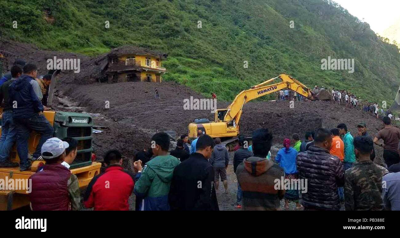 Rasuwa. 26. Juli, 2018. Menschen versammeln sich auf der Website von Erdrutsch im Timure, Rasuwa, Nepal, 26. Juli 2018. Mindestens 4 Menschen wurden getötet und viele andere fehlen nach erdrutschen schlug die kleine Stadt am Mittwoch 24.00 Uhr. Quelle: Xinhua/Alamy leben Nachrichten Stockfoto