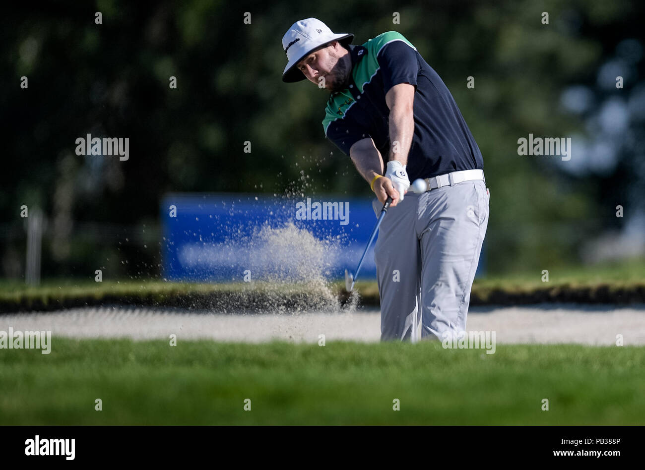 Winsen, Deutschland. 26. Juli, 2018. 26.07.2018, Niedersachsen, Winsen: Golf: European Tour - Europäische PGA Meisterschaft, Singles, Männer, Runde 1. Ryan Evans aus England spielt einen Ball aus dem Sandbunker. Quelle: Axel Heimken/dpa/Alamy leben Nachrichten Stockfoto