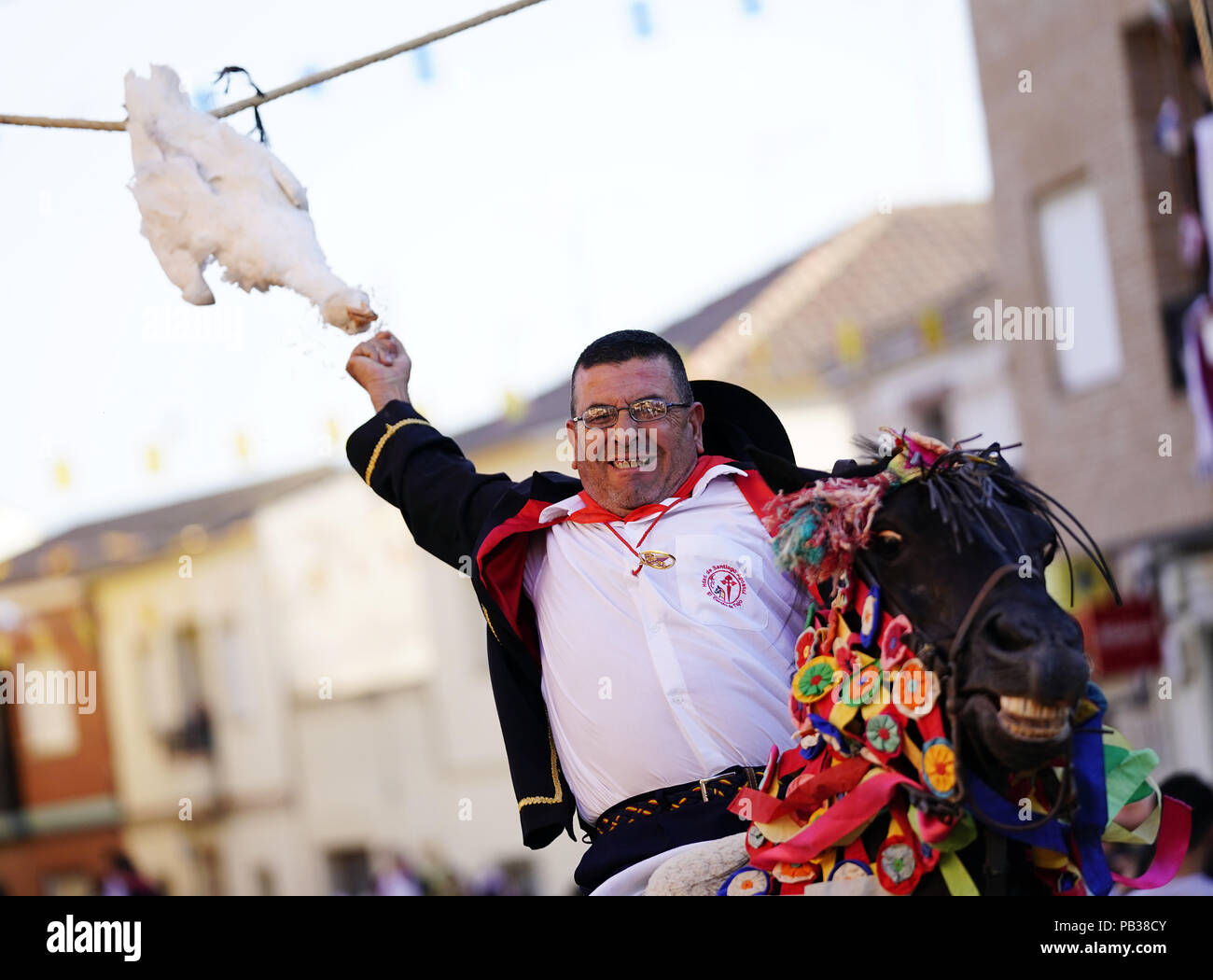 Carpio Tajo, Toledo, Spanien. 25. Juli, 2018. Ein Reiter auf einem Pferd gesehen, die den Kopf eines toten Gans während des Festivals. Das St. James Festival im Dorf El Carpio de Tajo in der Nähe von Toledo, Spanien. Die Veranstaltung beinhaltet die Reiter in Richtung Gänse durch ihre Füße wie die montiert Teilnehmer Amis auf dem Hals des Vogels unterbrochen, bis es abgerissen wird galoppieren. Credit: Manu Reino/SOPA Images/ZUMA Draht/Alamy leben Nachrichten Stockfoto