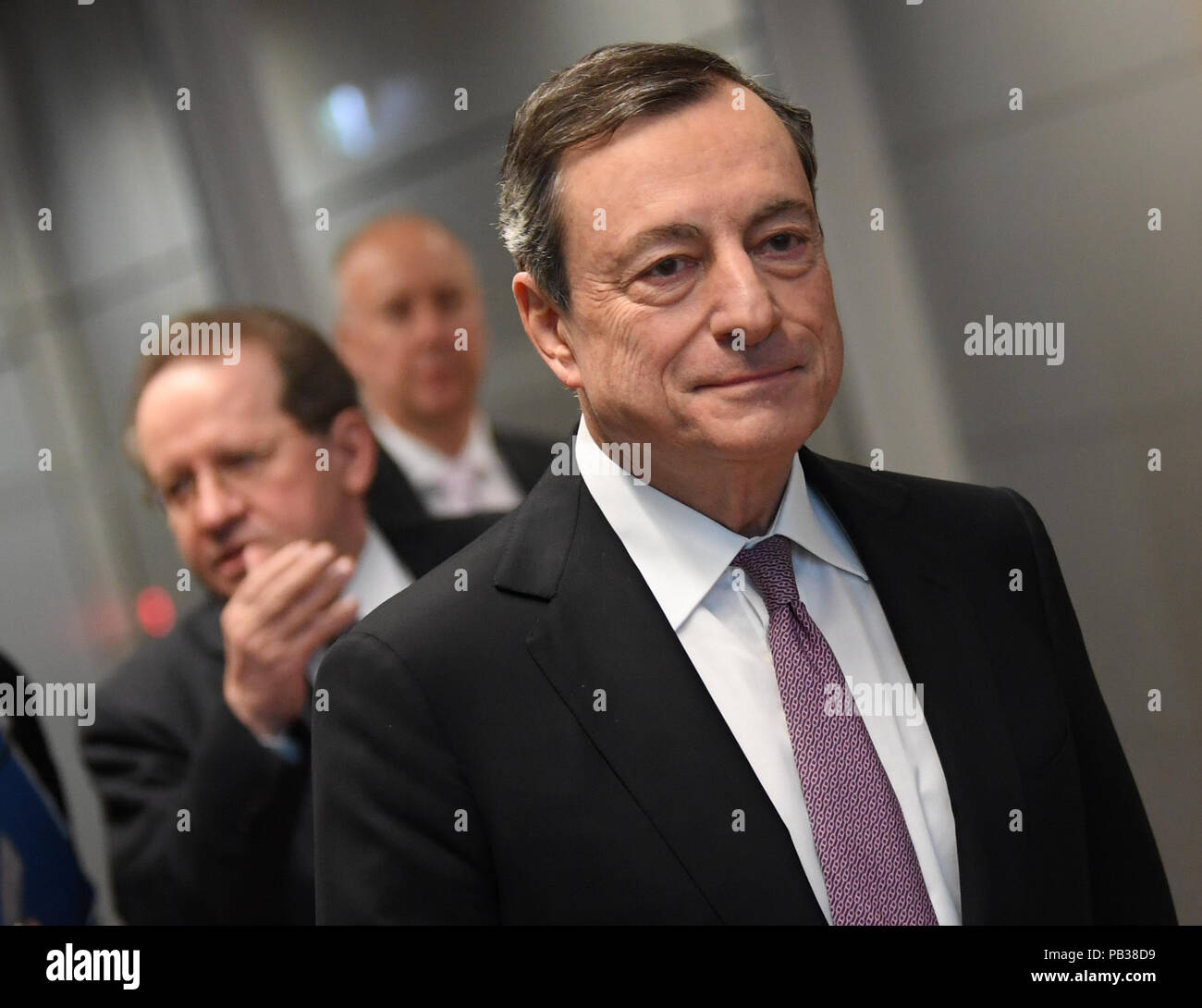 Eingereicht - 08 März 2018, Deutschland, Frankfurt am Main: Mario Draghi (R), der Präsident der Europäischen Zentralbank (EZB), und seinem Stellvertreter Vitor Constancio auf dem Weg zu ihren Plätzen zu Beginn der Pressekonferenz der EZB-Zentrale. (Auf dpa' EZB-Rat treffen mit Zins- Entscheidung" des 26.07.2018) Foto: Arne Dedert/dpa Stockfoto