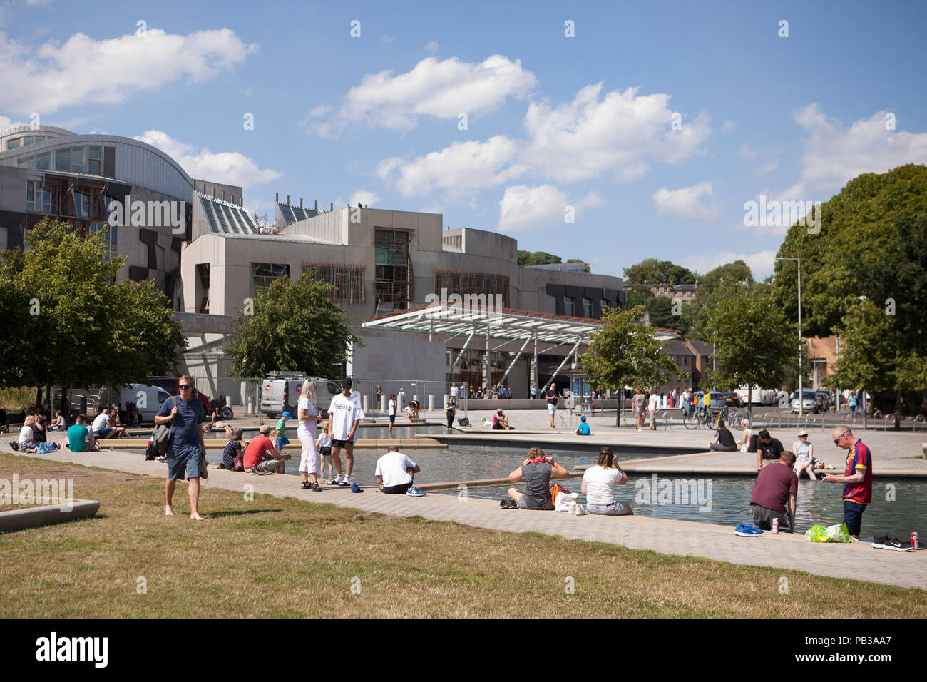 Edinburgh Schottland Uk Am 26 Juli Mitglieder Der Offentlichkeit Geniessen Sie Die Sonnige Wetter In Der Hauptstadt Von Schottland Als Erwarmung Fast 30 Grad Pako Mera Alamy Leben Nachrichten Stockfotografie Alamy