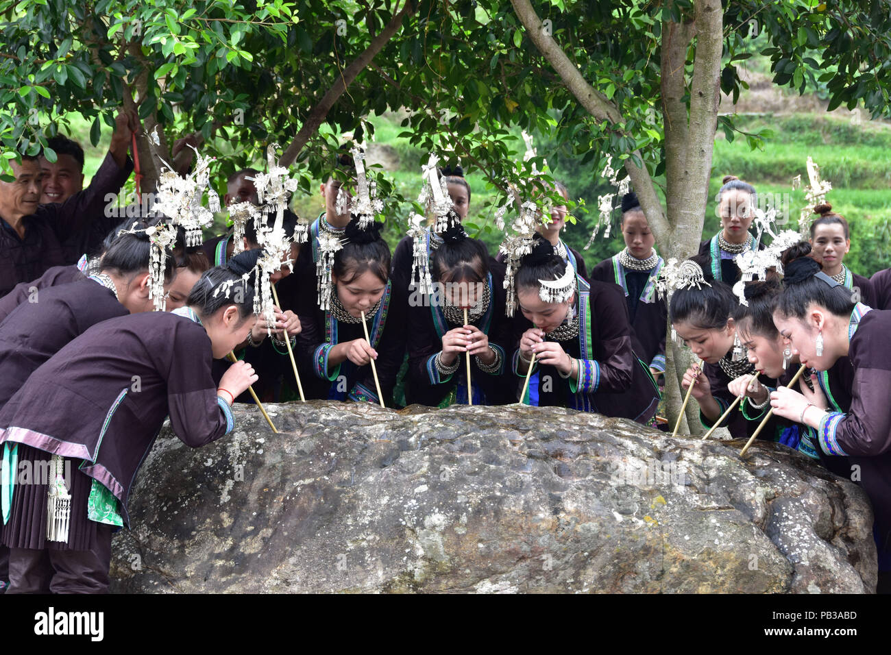 Congjiang, Guizhou, China, 26. Juli 2018. Die jährlichen urzeitliche tauchen Festival statt in der zhuang Nationalität Township von ganbian, wo die geheimnisvolle "Tausend Tassen Stein' Opfer abgehalten wird, der lange Tisch Bankett mit einzigartigen Eigenschaften Der zhuang Nationalität erfahren wird, ist das Tauchen blind date von primitiven Ökologie und die Drei board Boat Race statt. Credit: Costfoto/Alamy leben Nachrichten Stockfoto