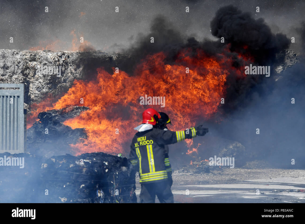 Caivano, Italien. 26. Juli 2018. Neues Feuer im Land der Brände. Ein Abfall Recycling Factory, die zu den De Gennaro Gruppe im Industriegebiet von ' ' ' ' ' ' Pascarola, in Flammen, im Gemeindegebiet von Caivano, in der Nähe der Provinzen Neapel und Caserta. 02/26/2018 Credit: Unabhängige Fotoagentur Srl/Alamy leben Nachrichten Stockfoto