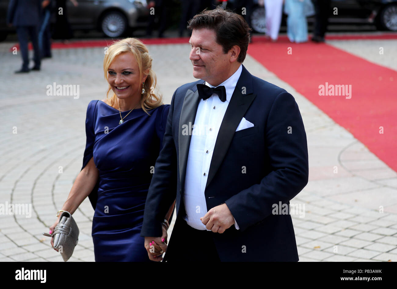 Bayreuth, Deutschland. 25. Juli, 2018. Schauspieler Francis Fulton-Smith und seine Firma bei der Premiere der diesjährigen Bayreuther Festspiele ankommen. Die Richard Wagner Festspiele 2018 beginnt mit der neuen Produktion des "Lohengrin". Vom 25. Juli bis 29. August, Liebhaber der klassischen Musik Reisen nach Bayreuth zu Richard Wagners Opern auf dem "Grünen Hügel" hören. Credit: Daniel Karmann/dpa/Alamy leben Nachrichten Stockfoto