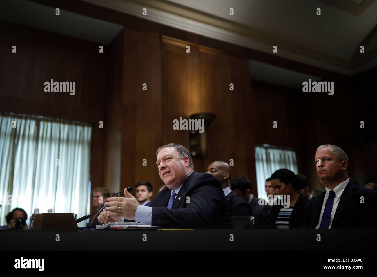Washington, USA. 25. Juli, 2018. Us-Staatssekretär Mike Pompeo bezeugt vor dem Senat des Komitees für Auswärtige Beziehungen auf dem Capitol Hill in Washington, DC, USA, am 25. Juli 2018. Mike Pompeo sagte am Mittwoch, dass er auf die Zusammenarbeit mit dem Kongress auf ein neues Russland Sanktionen Rechnung verpflichtet ist, nachdem er einen "Krim Erklärung", dass Russlands Kontrolle der Krim abgelehnt. Credit: Ting Shen/Xinhua/Alamy leben Nachrichten Stockfoto