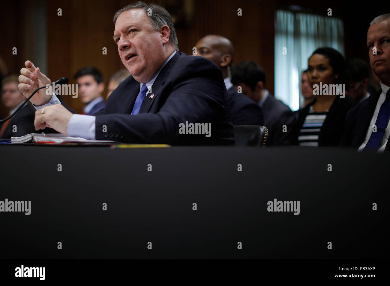 Washington, USA. 25. Juli, 2018. Us-Staatssekretär Mike Pompeo bezeugt vor dem Senat des Komitees für Auswärtige Beziehungen auf dem Capitol Hill in Washington, DC, USA, am 25. Juli 2018. Mike Pompeo sagte am Mittwoch, dass er auf die Zusammenarbeit mit dem Kongress auf ein neues Russland Sanktionen Rechnung verpflichtet ist, nachdem er einen "Krim Erklärung", dass Russlands Kontrolle der Krim abgelehnt. Credit: Ting Shen/Xinhua/Alamy leben Nachrichten Stockfoto